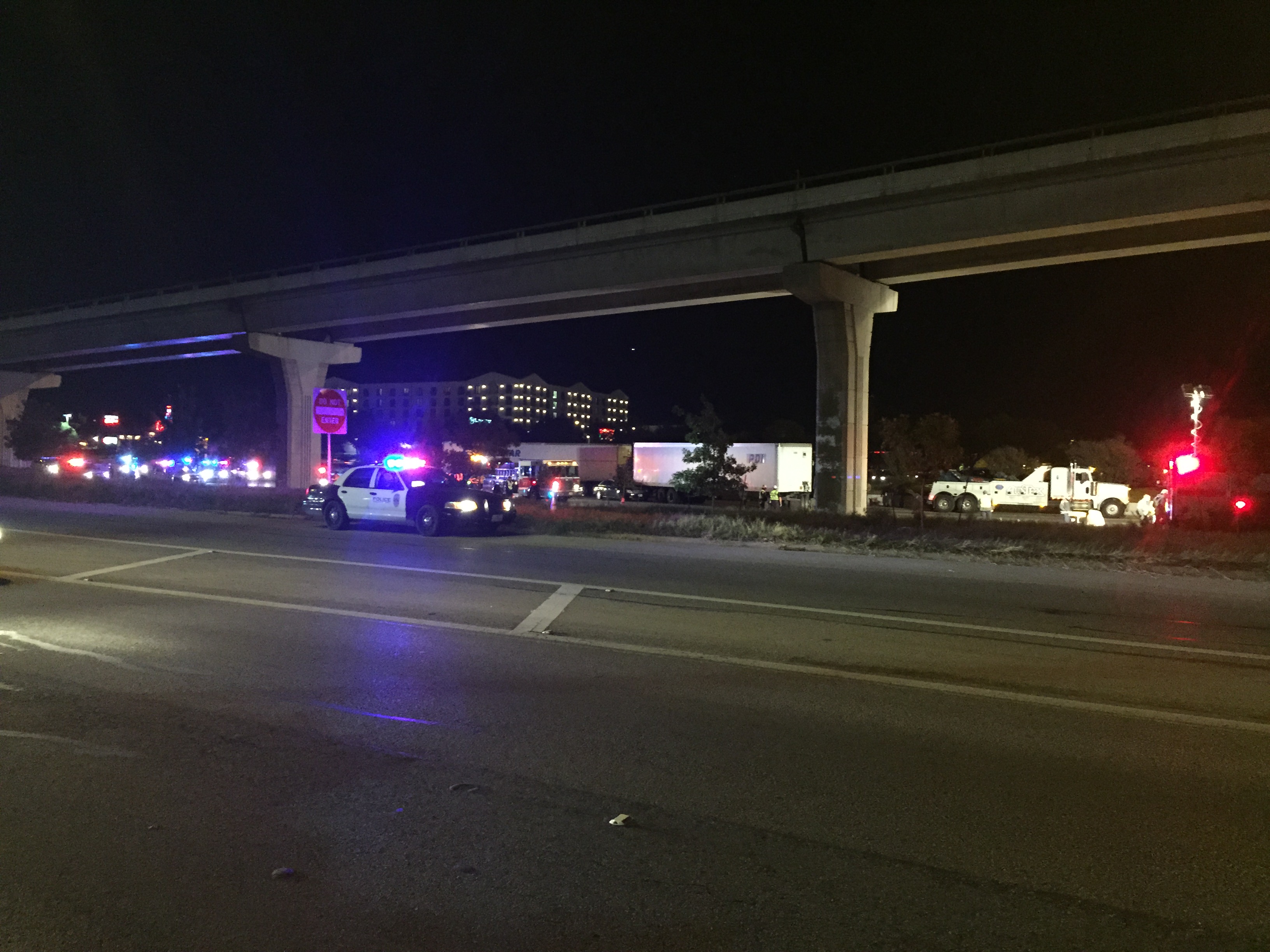 Southbound I35 closed in Austin for tractor trailer crash