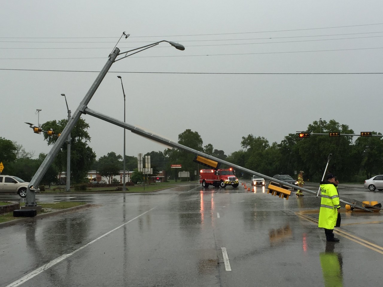 Trailer knocks down traffic light in Bastrop | kvue.com