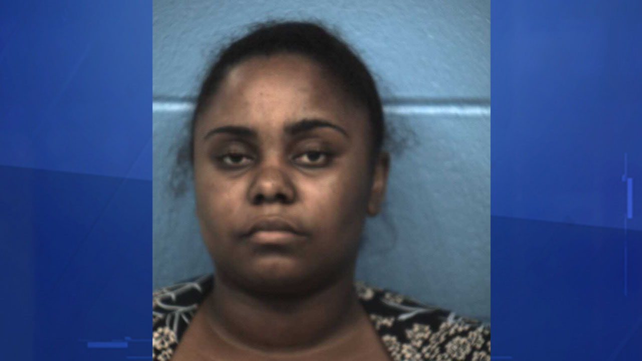 Woman Accused Of Burglarizing Home With Her 4 Year Old Daughter