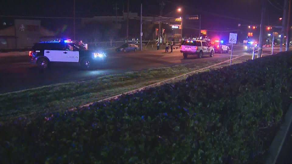 Pedestrian killed in overnight crash on Lamar | kvue.com