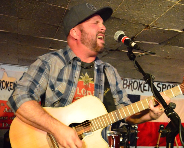 Garth Brooks plays surprise concert at legendary Austin bar | khou.com